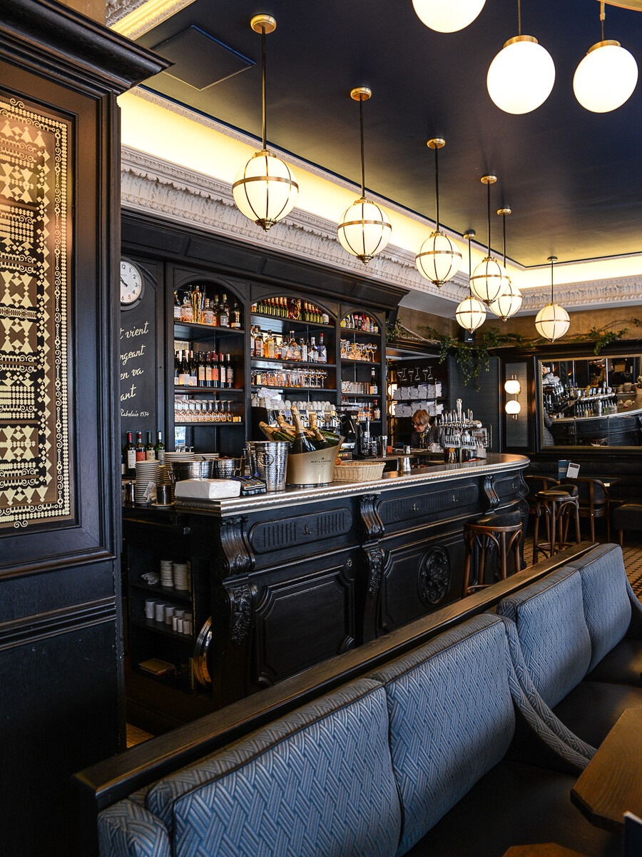La décoration du restaurant Le Sancerre de Paris dans le quartier de Montmartre, a été réalisée par le Studio Emma Roux. Luminaires, terrasse, mobilier, identité visuelle.