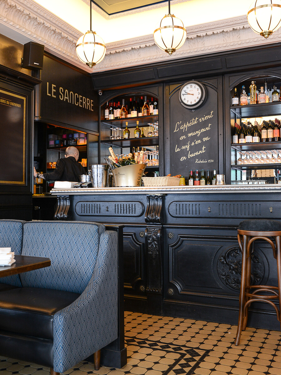 La décoration du restaurant Le Sancerre de Paris dans le quartier de Montmartre, a été réalisée par le Studio Emma Roux. Luminaires, terrasse, mobilier, identité visuelle.