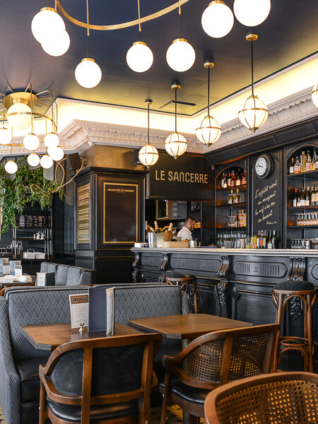 La décoration du restaurant Le Sancerre de Paris dans le quartier de Montmartre, a été réalisée par le Studio Emma Roux. Luminaires, terrasse, mobilier, identité visuelle.
