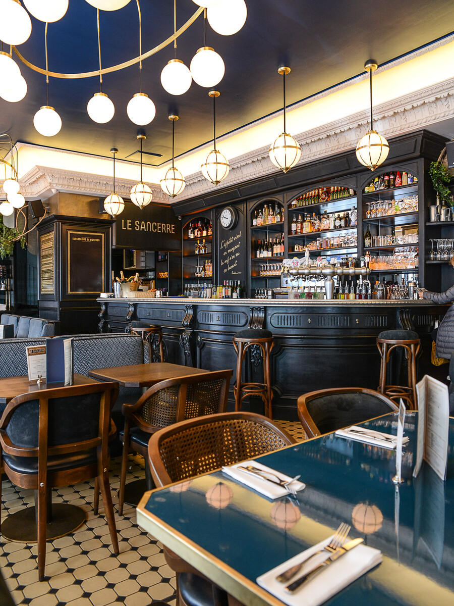 La décoration du restaurant Le Sancerre de Paris dans le quartier de Montmartre, a été réalisée par le Studio Emma Roux. Luminaires, terrasse, mobilier, identité visuelle.