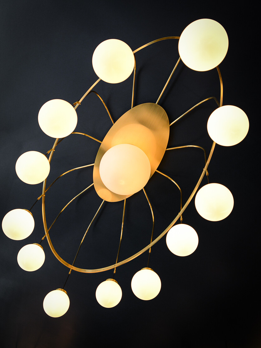 La décoration du restaurant Le Sancerre de Paris dans le quartier de Montmartre, a été réalisée par le Studio Emma Roux. Luminaires, terrasse, mobilier, identité visuelle.