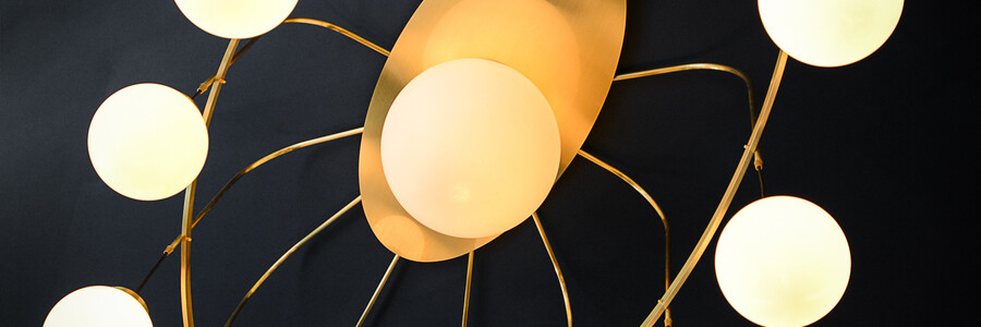La décoration du restaurant Le Sancerre de Paris dans le quartier de Montmartre, a été réalisée par le Studio Emma Roux. Luminaires, terrasse, mobilier, identité visuelle.