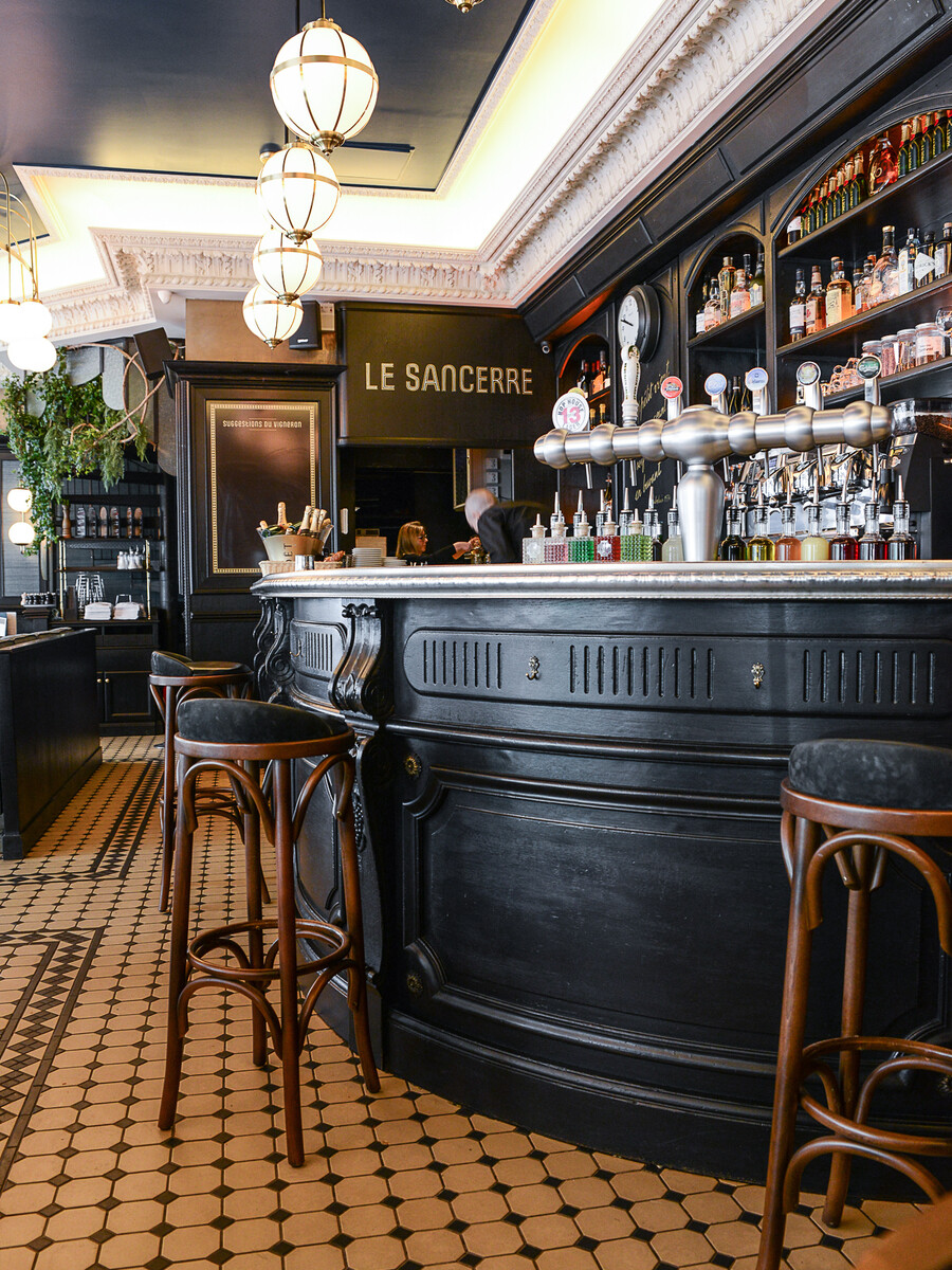 La décoration du restaurant Le Sancerre de Paris dans le quartier de Montmartre, a été réalisée par le Studio Emma Roux. Luminaires, terrasse, mobilier, identité visuelle.