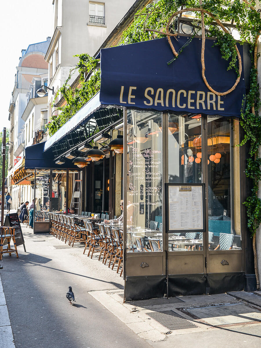 La décoration du restaurant Le Sancerre de Paris dans le quartier de Montmartre, a été réalisée par le Studio Emma Roux. Luminaires, terrasse, mobilier, identité visuelle.