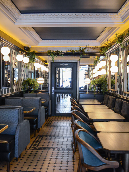 La décoration du restaurant Le Sancerre de Paris dans le quartier de Montmartre, a été réalisée par le Studio Emma Roux. Luminaires, terrasse, mobilier, identité visuelle.