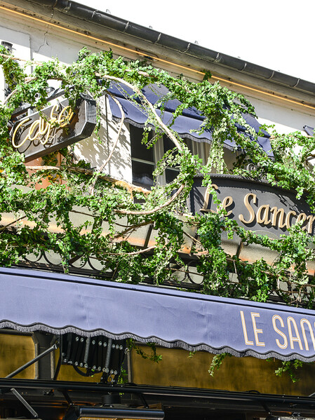 La décoration du restaurant Le Sancerre de Paris dans le quartier de Montmartre, a été réalisée par le Studio Emma Roux. Luminaires, terrasse, mobilier, identité visuelle.