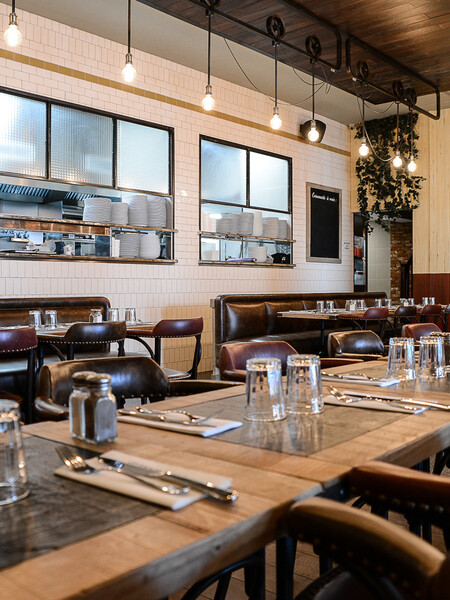 Le Studio Emma Roux a décoré le restaurant les Gentlemen de Nanterre ainsi qu'a l'identité visuelle de ce bistrot