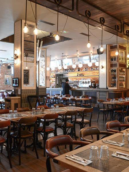 Le Studio Emma Roux a décoré le restaurant les Gentlemen de Nanterre ainsi qu'a l'identité visuelle de ce bistrot