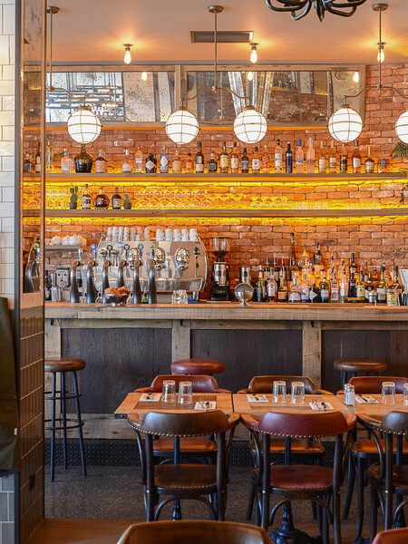 Le Studio Emma Roux a décoré le restaurant les Gentlemen de Nanterre ainsi qu'a l'identité visuelle de ce bistrot