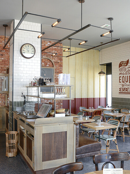 Le Studio Emma Roux a décoré le restaurant les Gentlemen de Nanterre ainsi qu'a l'identité visuelle de ce bistrot