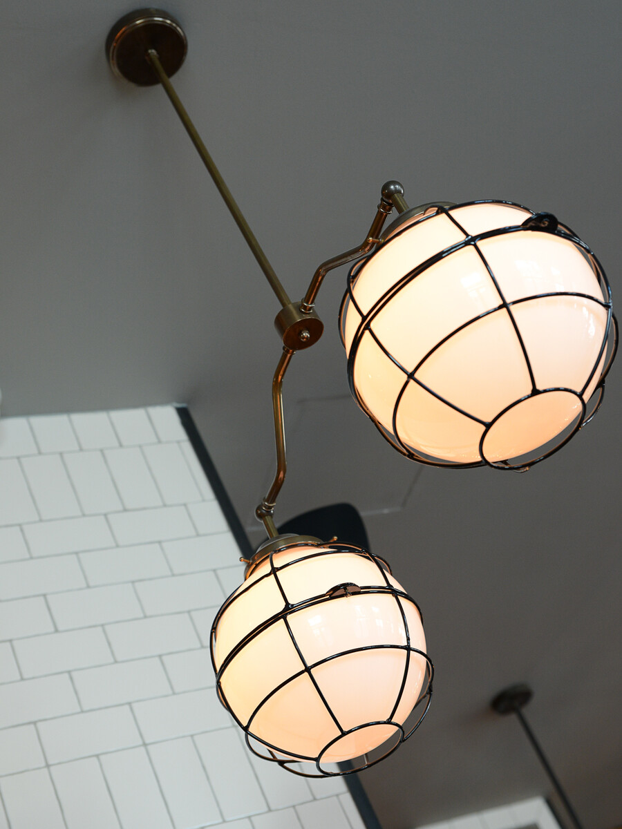 Le Studio Emma Roux a décoré le restaurant les Gentlemen de Nanterre ainsi qu'a l'identité visuelle de ce bistrot. Luminaire Mullan