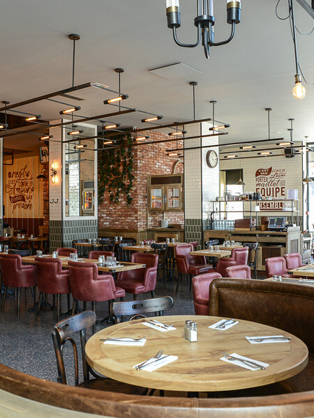 Le Studio Emma Roux a décoré le restaurant les Gentlemen de Nanterre ainsi qu'a l'identité visuelle de ce bistrot