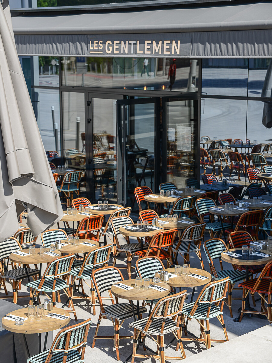Le Studio Emma Roux a décoré le restaurant les Gentlemen de Nanterre ainsi qu'a l'identité visuelle de ce bistrot. Terrasse des Gentlemen