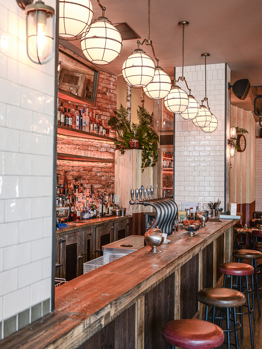 Le Studio Emma Roux a décoré le restaurant les Gentlemen de Nanterre ainsi qu'a l'identité visuelle de ce bistrot