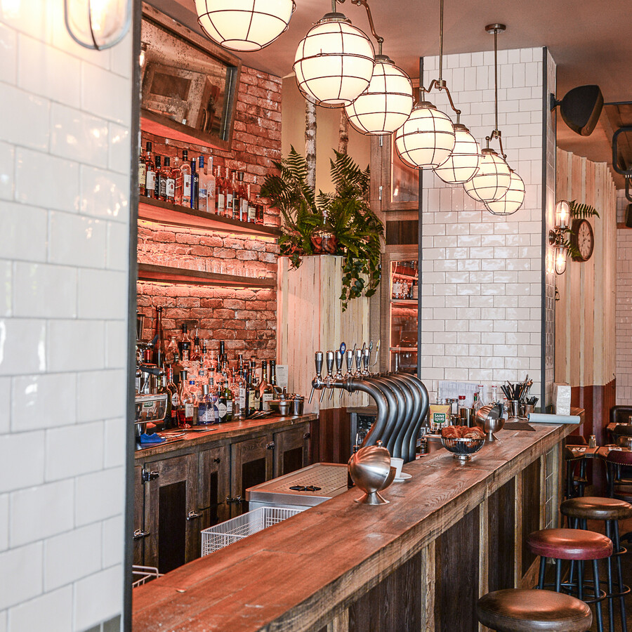Le Studio Emma Roux a décoré le restaurant les Gentlemen de Nanterre ainsi qu'a l'identité visuelle de ce bistrot