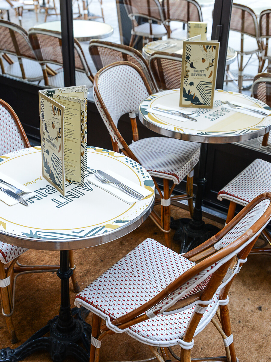 Le Studio Emma Roux a décoré et créé l'identité visuelle de la Brasserie Le Saint Séverin de Paris. Cartes, Logo et Menu.