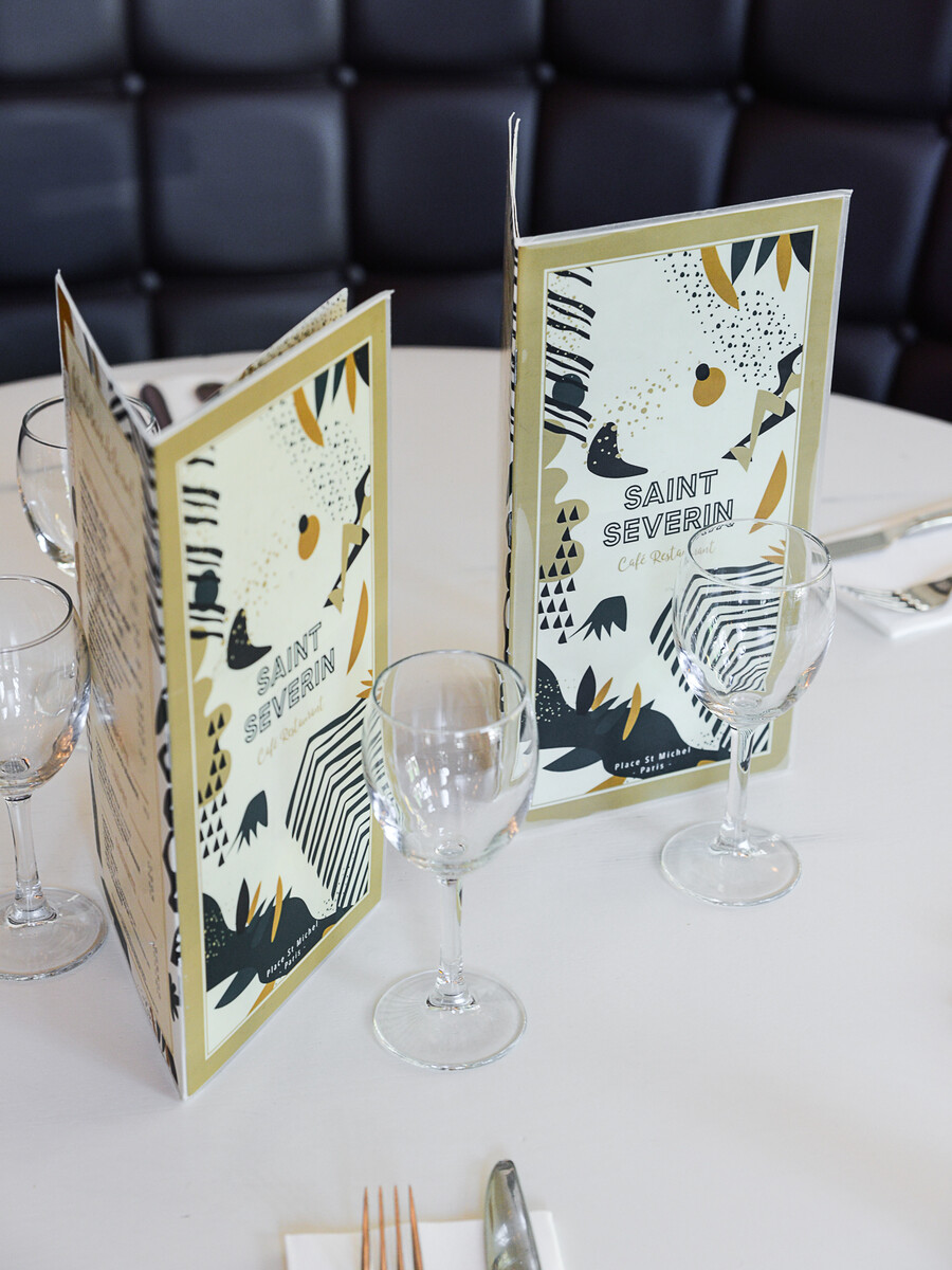 Le Studio Emma Roux a décoré et créé l'identité visuelle de la Brasserie Le Saint Séverin de Paris. Cartes, Logo et Menu.