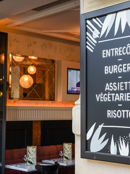 Le Studio Emma Roux a décoré et créé l'identité visuelle de la Brasserie Le Saint Séverin de Paris. Cartes, Logo et Menu.