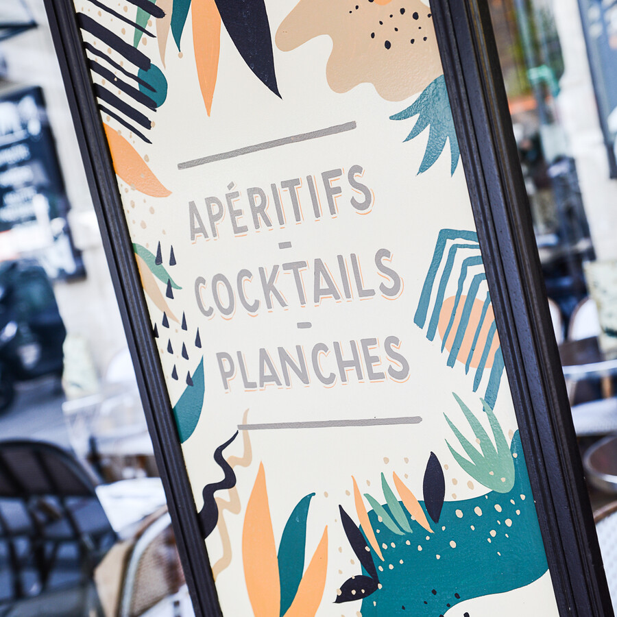 Le Studio Emma Roux a décoré et créé l'identité visuelle de la Brasserie Le Saint Séverin de Paris. Cartes, Logo et Menu.