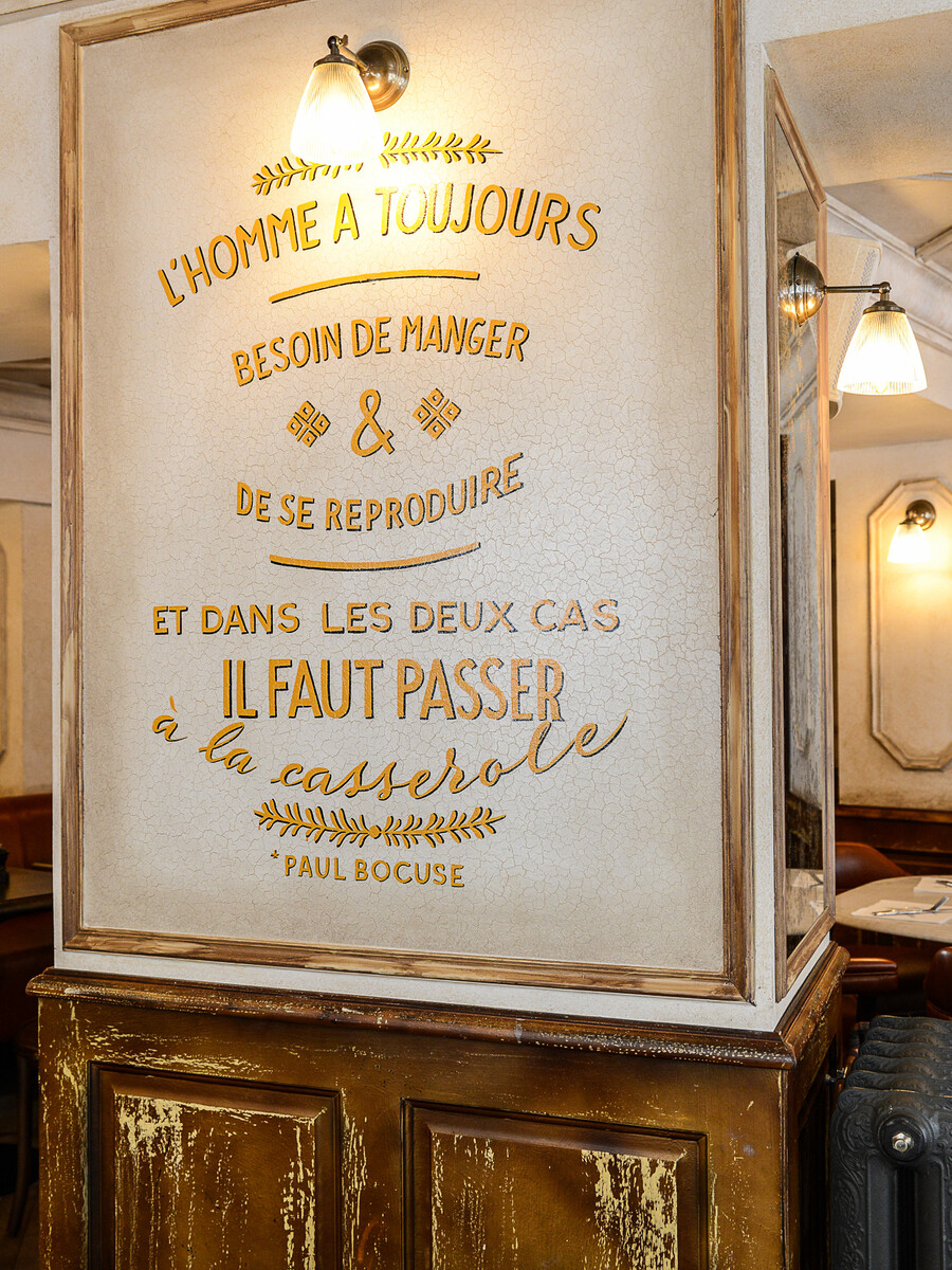 La décoration de la Brasserie Le Vrai Paris dans le quartier de Montmartre de Paris dans le quartier de Montmartre, a été réalisée par le Studio Emma Roux. Luminaires, terrasse, mobilier, identité visuelle.