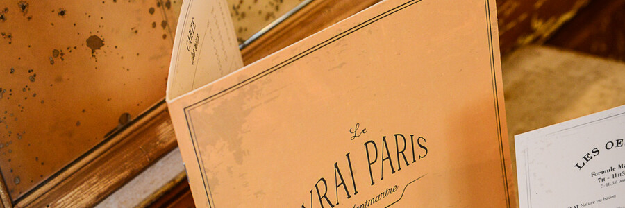 La décoration de la Brasserie Le Vrai Paris dans le quartier de Montmartre de Paris dans le quartier de Montmartre, a été réalisée par le Studio Emma Roux. Luminaires, terrasse, mobilier, identité visuelle.