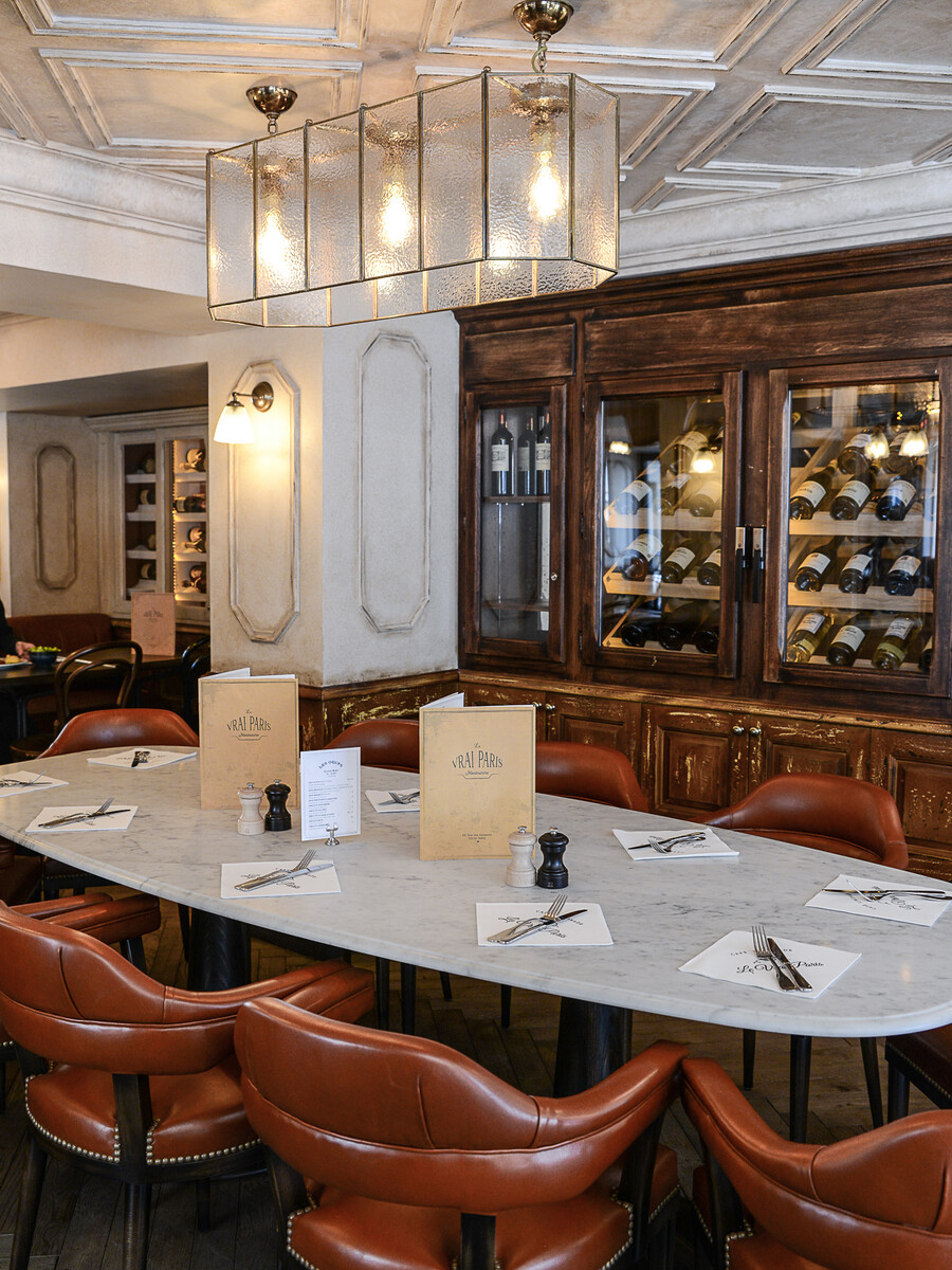 La décoration de la Brasserie Le Vrai Paris dans le quartier de Montmartre de Paris dans le quartier de Montmartre, a été réalisée par le Studio Emma Roux. Luminaires, terrasse, mobilier, identité visuelle.