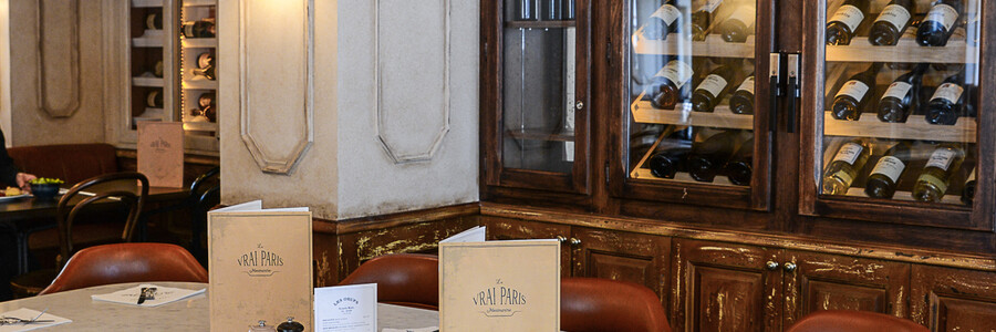 La décoration de la Brasserie Le Vrai Paris dans le quartier de Montmartre de Paris dans le quartier de Montmartre, a été réalisée par le Studio Emma Roux. Luminaires, terrasse, mobilier, identité visuelle.