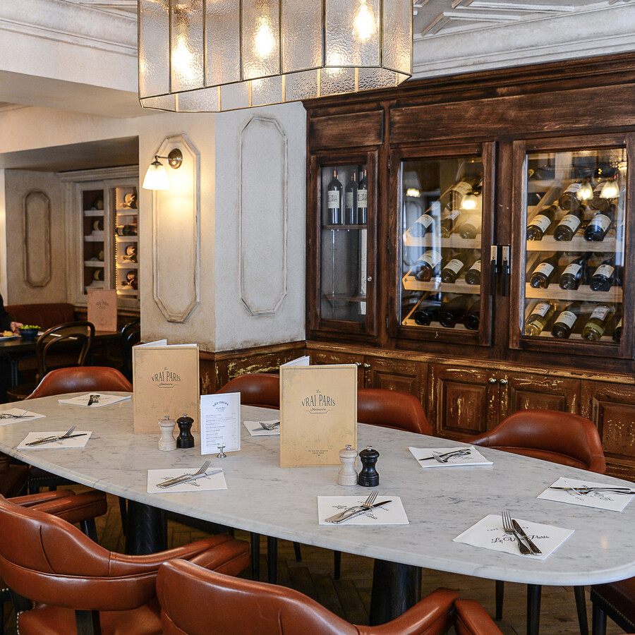 La décoration de la Brasserie Le Vrai Paris dans le quartier de Montmartre de Paris dans le quartier de Montmartre, a été réalisée par le Studio Emma Roux. Luminaires, terrasse, mobilier, identité visuelle.