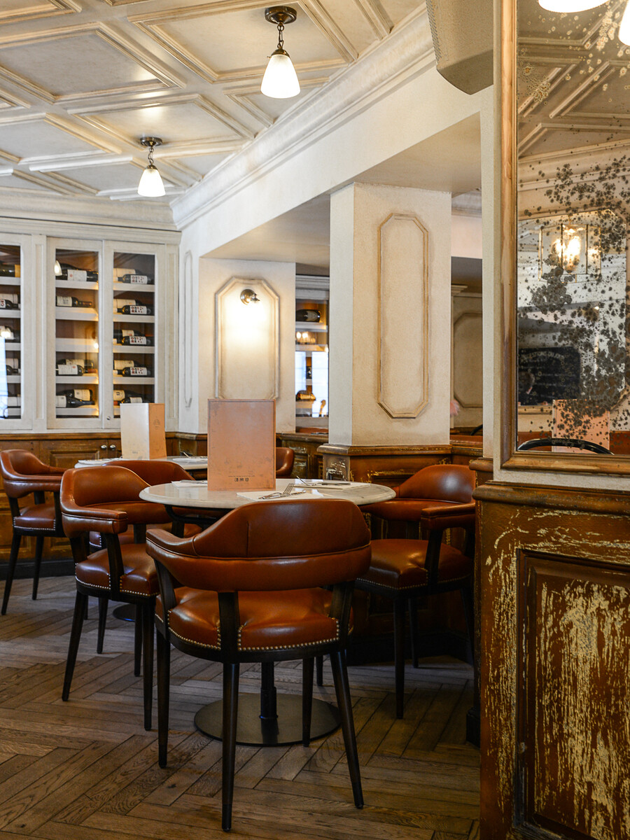 La décoration de la Brasserie Le Vrai Paris dans le quartier de Montmartre de Paris dans le quartier de Montmartre, a été réalisée par le Studio Emma Roux. Luminaires, terrasse, mobilier, identité visuelle.