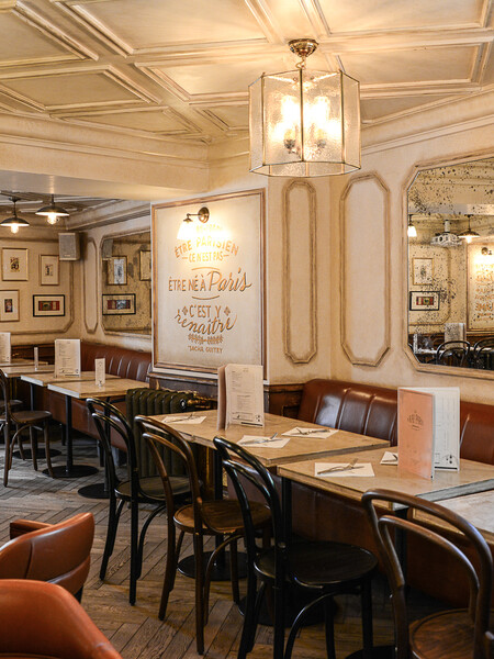 La décoration de la Brasserie Le Vrai Paris dans le quartier de Montmartre de Paris dans le quartier de Montmartre, a été réalisée par le Studio Emma Roux. Luminaires, terrasse, mobilier, identité visuelle.
