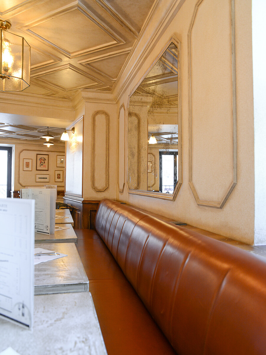 La décoration de la Brasserie Le Vrai Paris dans le quartier de Montmartre de Paris dans le quartier de Montmartre, a été réalisée par le Studio Emma Roux. Luminaires, terrasse, mobilier, identité visuelle.