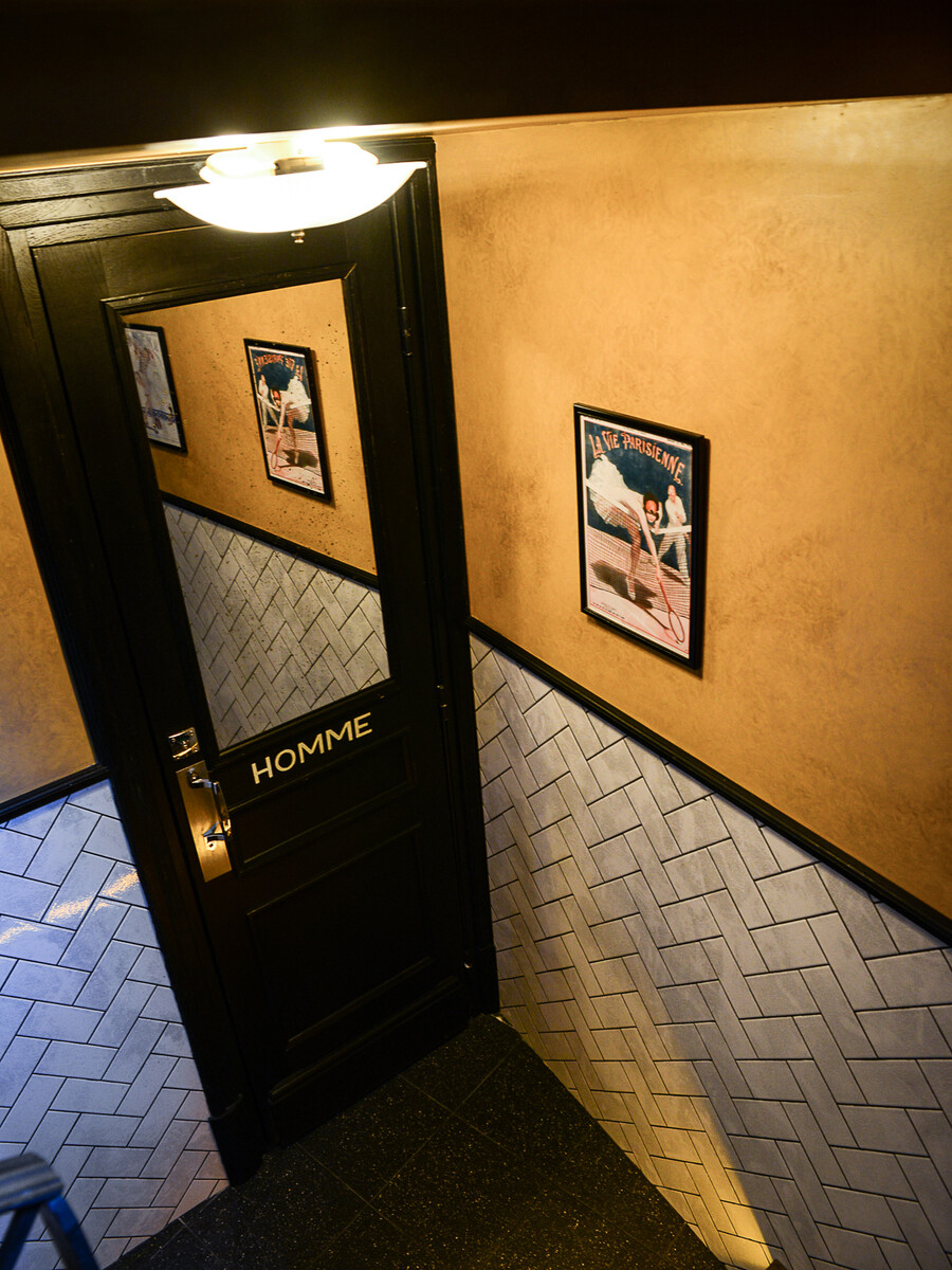 La décoration de la Brasserie Le Vrai Paris dans le quartier de Montmartre de Paris dans le quartier de Montmartre, a été réalisée par le Studio Emma Roux. Luminaires, terrasse, mobilier, identité visuelle.