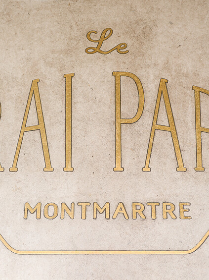 La décoration de la Brasserie Le Vrai Paris dans le quartier de Montmartre de Paris dans le quartier de Montmartre, a été réalisée par le Studio Emma Roux. Luminaires, terrasse, mobilier, identité visuelle.