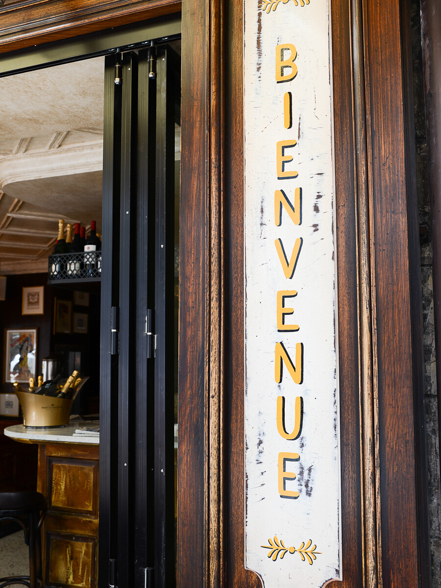 La décoration de la Brasserie Le Vrai Paris dans le quartier de Montmartre de Paris dans le quartier de Montmartre, a été réalisée par le Studio Emma Roux. Luminaires, terrasse, mobilier, identité visuelle.