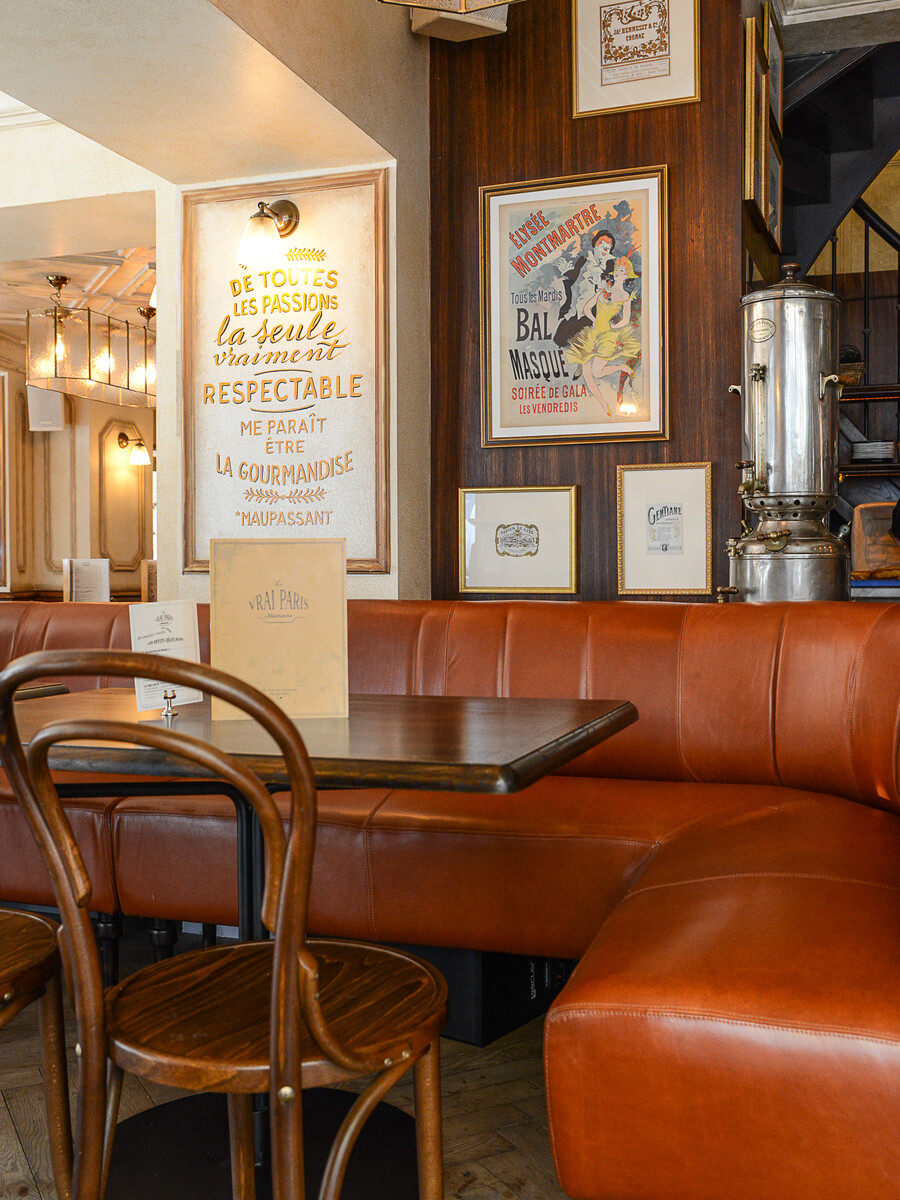 La décoration de la Brasserie Le Vrai Paris dans le quartier de Montmartre de Paris dans le quartier de Montmartre, a été réalisée par le Studio Emma Roux. Luminaires, terrasse, mobilier, identité visuelle.