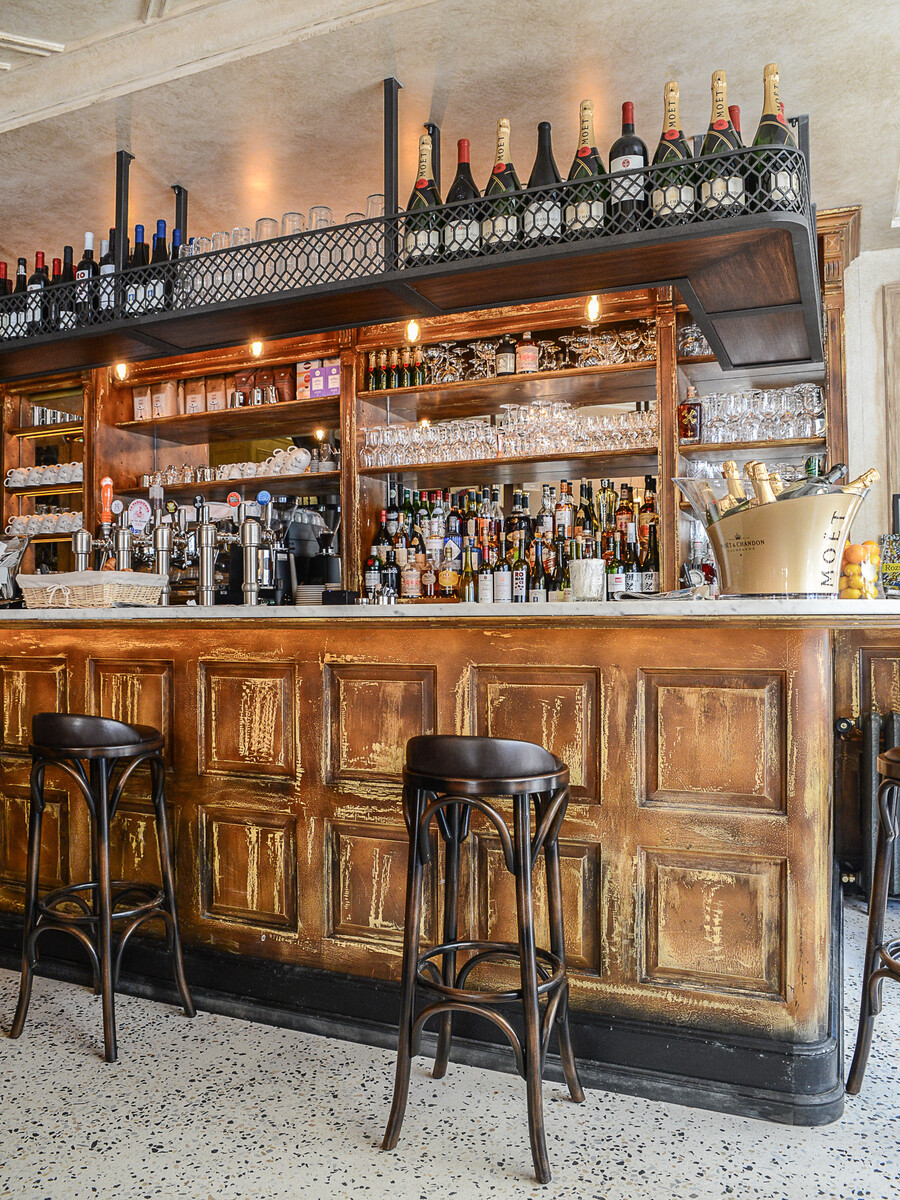 La décoration de la Brasserie Le Vrai Paris dans le quartier de Montmartre de Paris dans le quartier de Montmartre, a été réalisée par le Studio Emma Roux. Luminaires, terrasse, mobilier, identité visuelle.