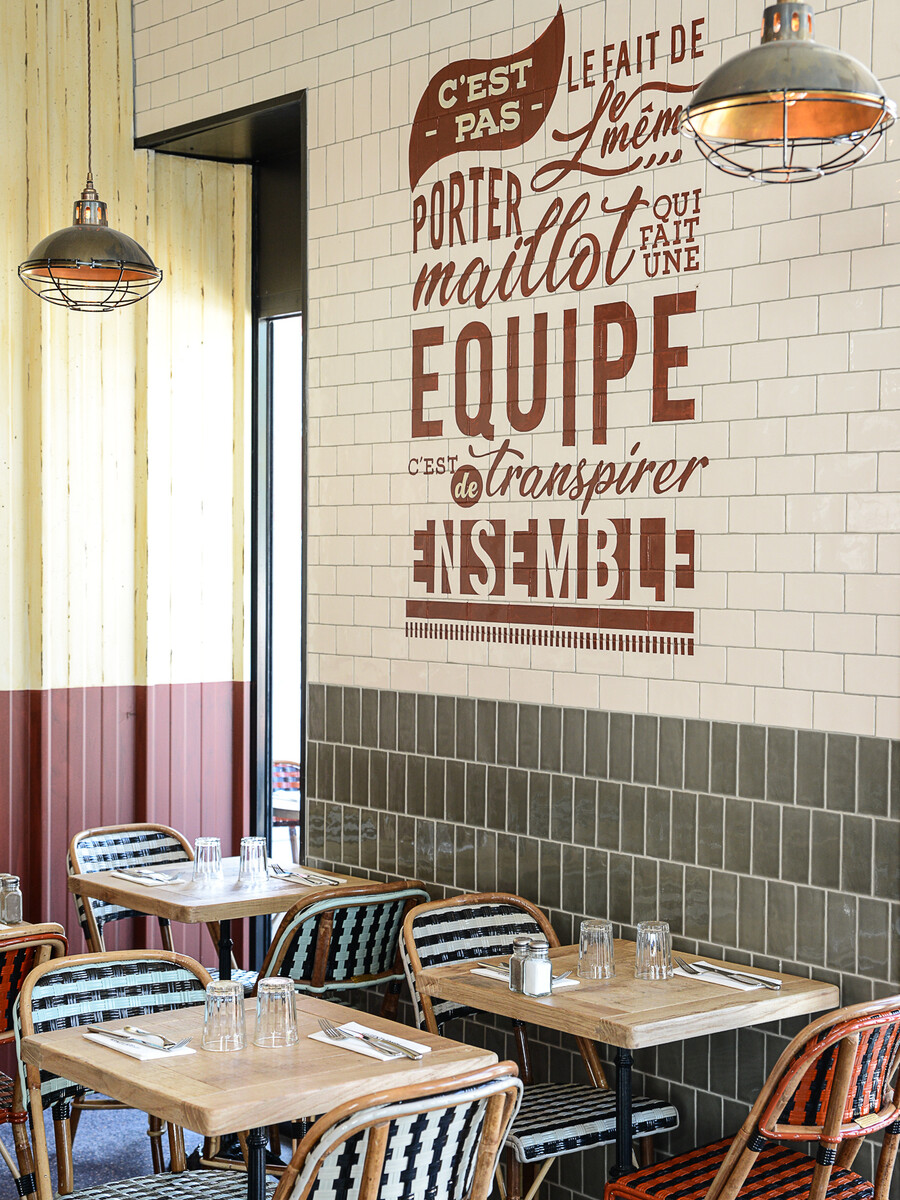 Le Studio Emma Roux a décoré le restaurant les Gentlemen de Nanterre ainsi qu'a l'identité visuelle de ce bistrot