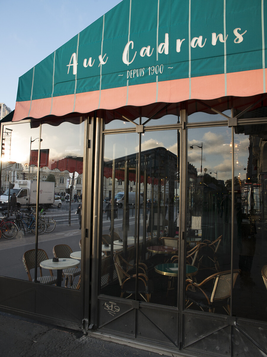 Terrasse du restaurant Aux Cadrans du PLM décoration par le Studio Emma Roux, relooking et charte graphique
