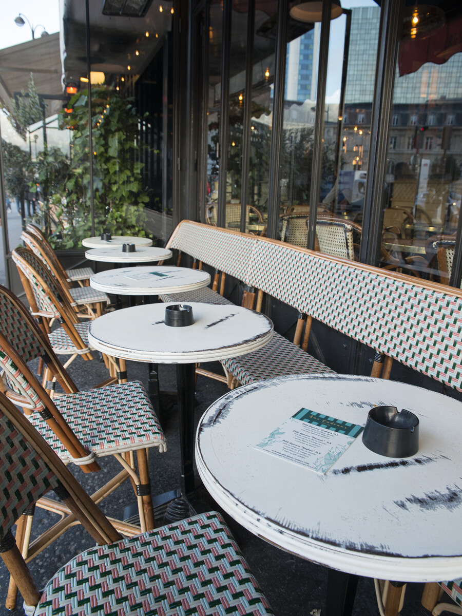 Terrasse du restaurant Aux Cadrans du PLM décoration par le Studio Emma Roux, relooking et charte graphique