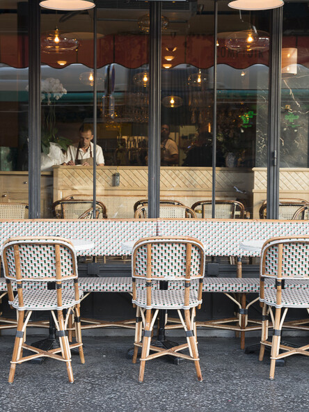 Terrasse du restaurant Aux Cadrans du PLM décoration par le Studio Emma Roux, relooking et charte graphique