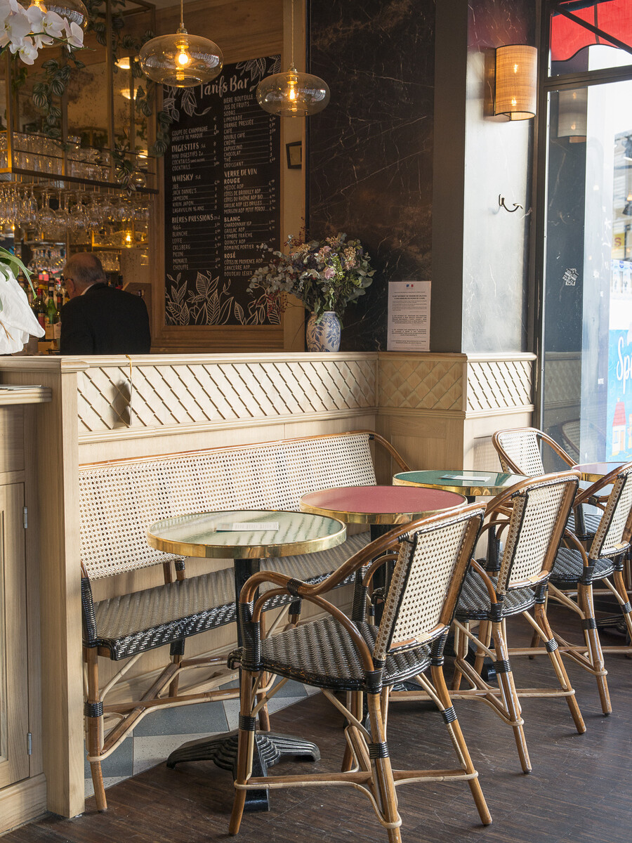 intérieur du restaurant Aux Cadrans du PLM décoration par le Studio Emma Roux, relooking et charte graphique
