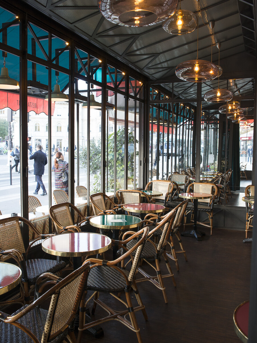 intérieur du restaurant Aux Cadrans du PLM décoration par le Studio Emma Roux, relooking et charte graphique
