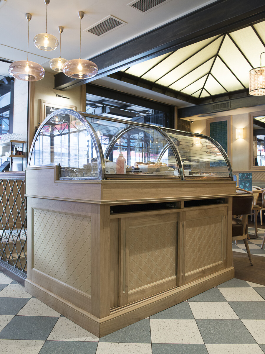 intérieur du restaurant Aux Cadrans du PLM décoration par le Studio Emma Roux, relooking et charte graphique