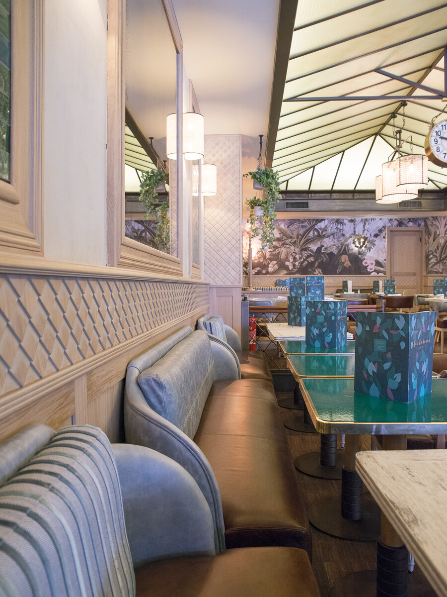 intérieur du restaurant Aux Cadrans du PLM décoration par le Studio Emma Roux, relooking et charte graphique