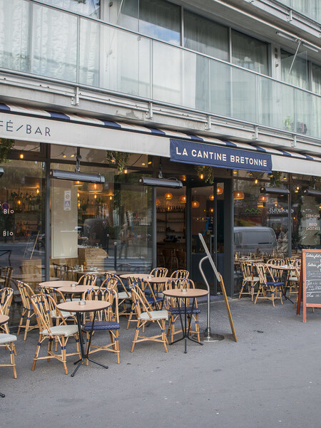 Terrasse extérieure de la Cantine Bretonne décoration par le Studio Emma Roux. Chaises Gatti
