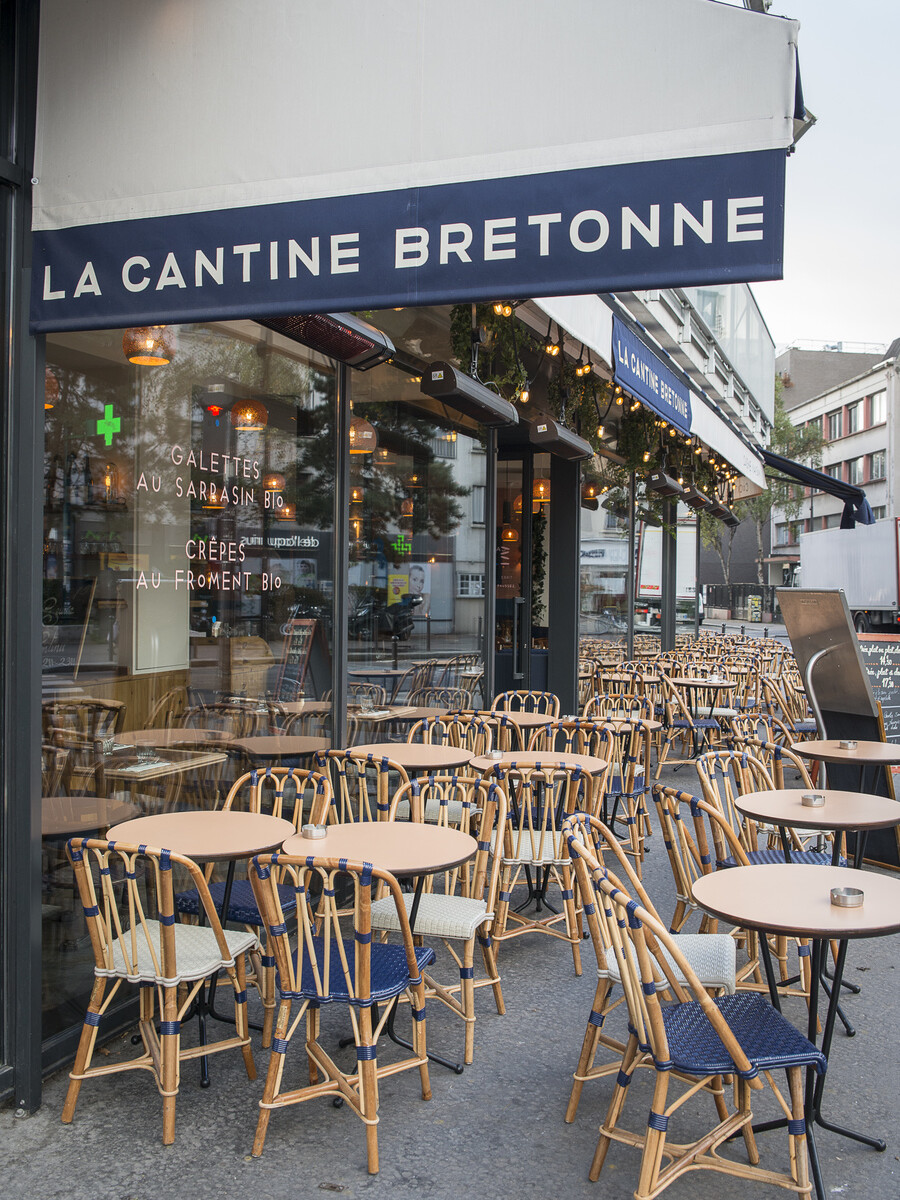 Terrasse extérieure de la Cantine Bretonne décoration par le Studio Emma Roux. Chaises Gatti