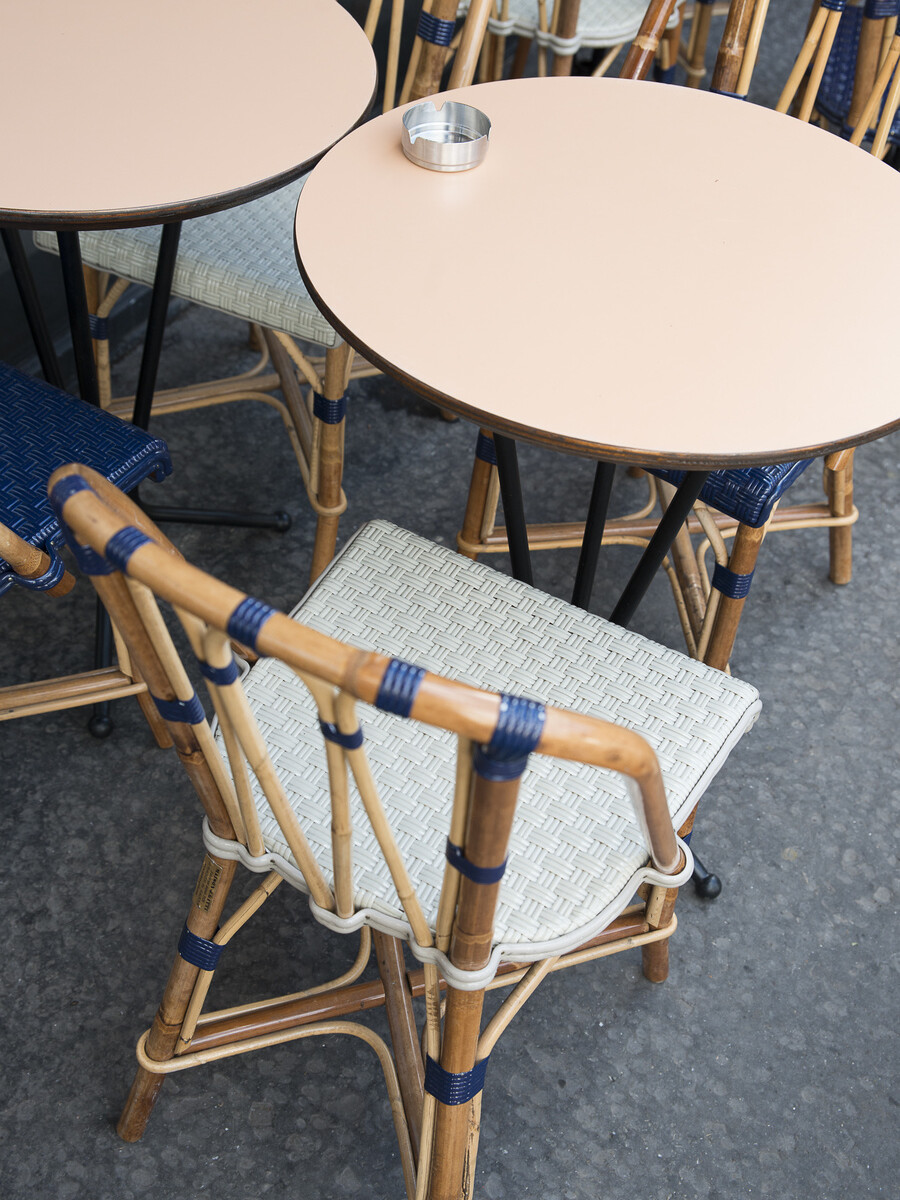 Terrasse extérieure de la Cantine Bretonne décoration par le Studio Emma Roux. Chaises Gatti