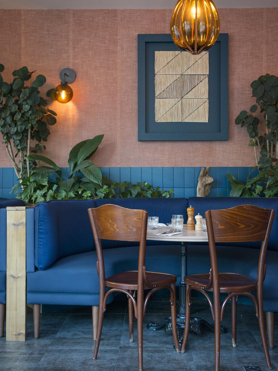 Intérieur de La Cantine Bretonne décoration par le Studio Emma Roux, chaises et banquette Delaroux.