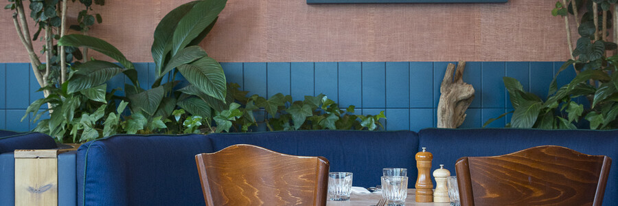 Intérieur de La Cantine Bretonne décoration par le Studio Emma Roux, chaises et banquette Delaroux.