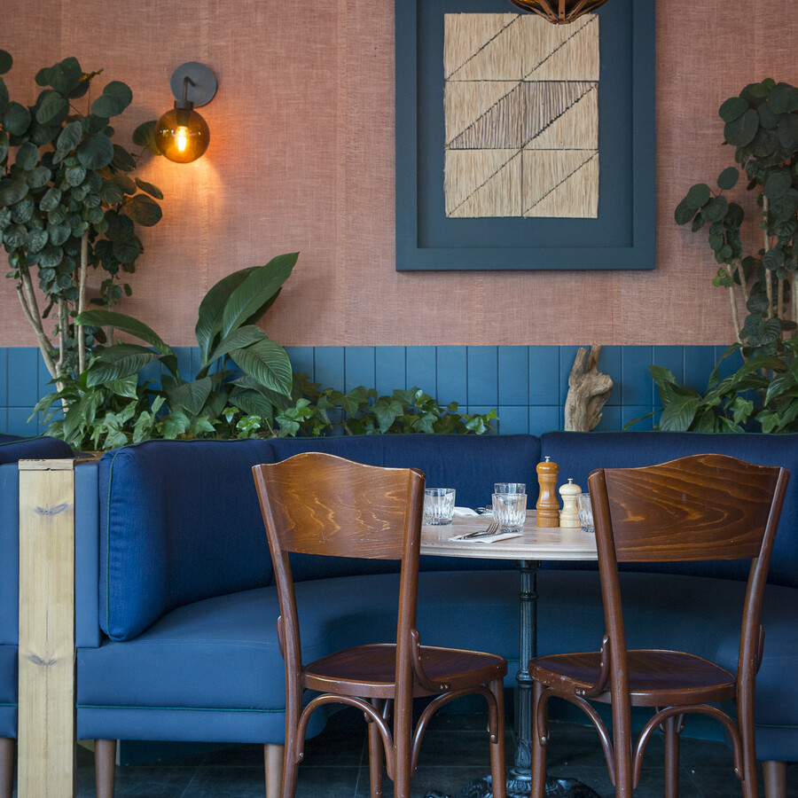 Intérieur de La Cantine Bretonne décoration par le Studio Emma Roux, chaises et banquette Delaroux.